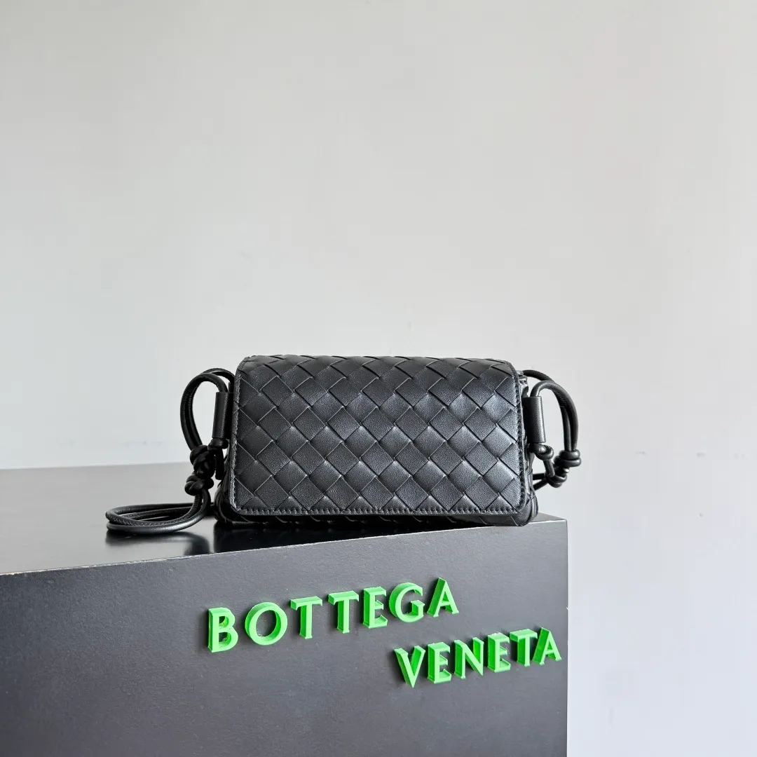 Batch 1680 Bottega Veneta’s new early spring products are here◍˃ᵕ˂◍ This super cute little bag captures my heart every time. This kind of simple little bag that can be carried on the back at any time is really convenient. The surprise of this Notturno clutch lies in the three independent spaces inside. Babies with a lot of belongings must be able to empathize with the tiredness of searching for items for a long time every time. This divided area design simply captures my heart. Style number: 843893 Size: 21*11*9cm